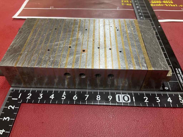  133×73×28mm 数ケ所穴あり チャックブロック