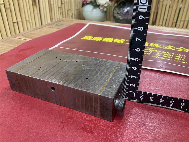  133×73×28mm 数ケ所穴あり チャックブロック